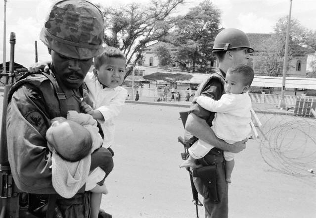 http://2.bp.blogspot.com/-VM-mLat-b0Y/UDHZEg76QTI/AAAAAAAAAuQ/F37Y4sa1Yc4/s1600/American-Soldiers-Carrying-Children-During-Second-Offensive-on-Saigon.jpg http://2.bp.blogspot.com/-VM-mLat-b0Y/UDHZEg76QTI/AAAAAAAAAuQ/F37Y4sa1Yc4/s1600/American-Soldiers-Carrying-Children-During-Second-Offensive-on-Saigon.jpg