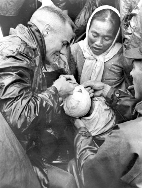 http://3.bp.blogspot.com/-hMZZ0dB34CE/UD2LtZHOZyI/AAAAAAAADSo/cHRjW05d9_k/s1600/A+US+Marine+doctor+removes+bandages+from+a+Vietnamese+boy+brought+in+by+his+mother+for+treatment+of+a+head+infection.jpg http://3.bp.blogspot.com/-hMZZ0dB34CE/UD2LtZHOZyI/AAAAAAAADSo/cHRjW05d9_k/s1600/A+US+Marine+doctor+removes+bandages+from+a+Vietnamese+boy+brought+in+by+his+mother+for+treatment+of+a+head+infection.jpg