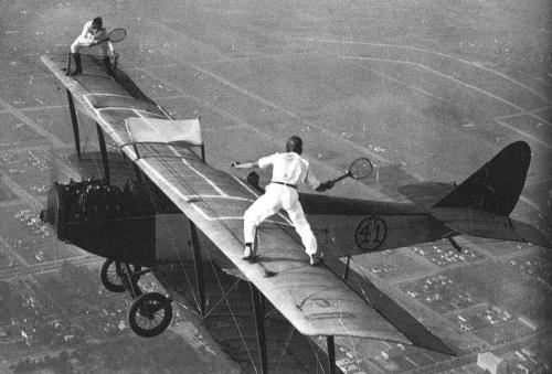history-museum:“Two men play tennis on the wings of a bi-plane, c.1920 [800 x 542]history-museum.tumblr.com”