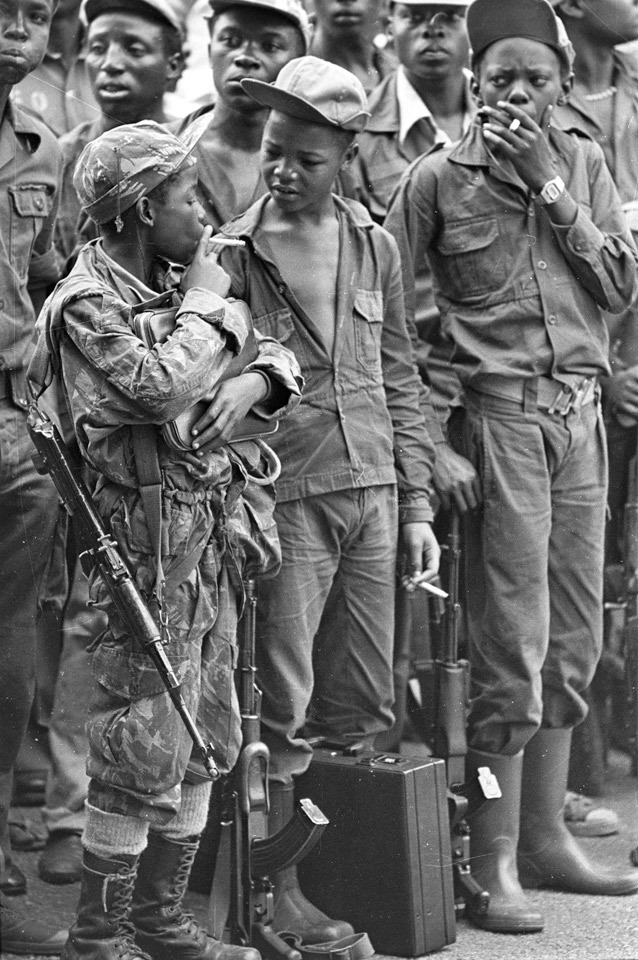 vakkomondor:“Child soldiers taking a smoke break, Angola (1976). [638 x 960]”