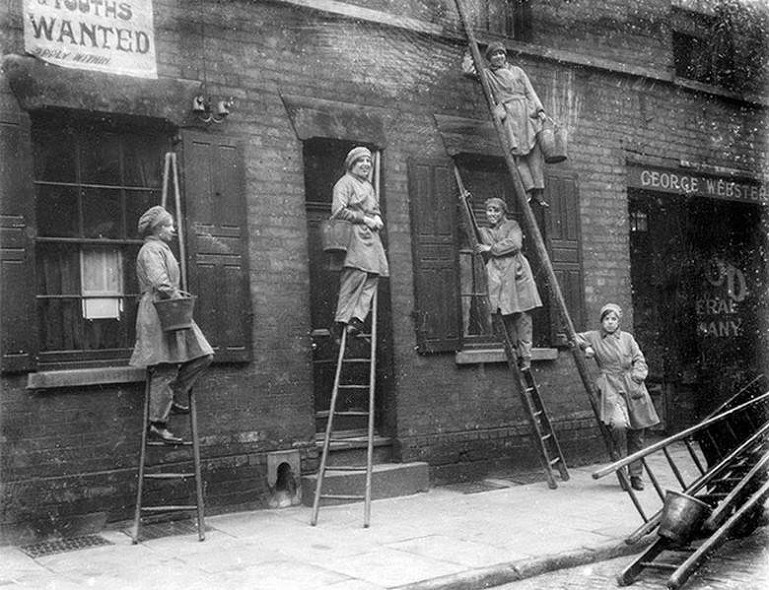 vintageeveryday:“Women window cleaners working in London, ca. 1917.”