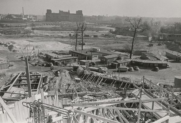 Kongresshalle, im Bau mit Blick auf Reichstagsruine im Hintergrund, 5.3.1957 | Akademie der Künste, Berlin, Werner-Düttmann-Archiv, Nr. 10 F. 6/3 | Foto: Leon Müller