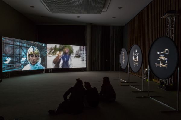 Zum gesamten Programm… Charlotte Eifler & Clarissa Thieme, Archival Grid, 2022, Ausstellungsansicht von The Whole Life. Archives & Imaginaries | Foto: Laura Fiorio