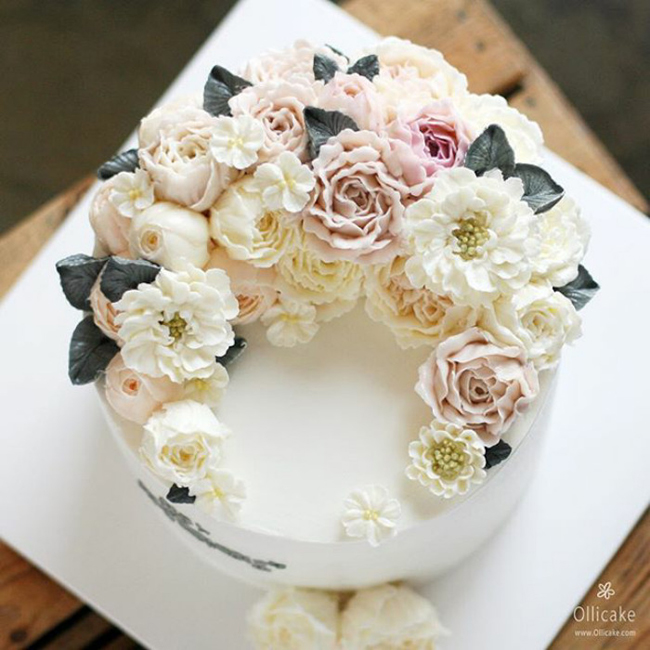 Những bông hoa bằng đường dẻo siêu cầu kỳ khiến nhiều người lầm tưởng đây là hoa tươi đặt trên bánh.