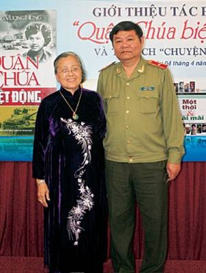 Bà Đặng Hoàng Ánh và Thiếu tướng Lê Ngọc Nam tại buổi  ra mắt tác phẩm Quận chúa biệt động