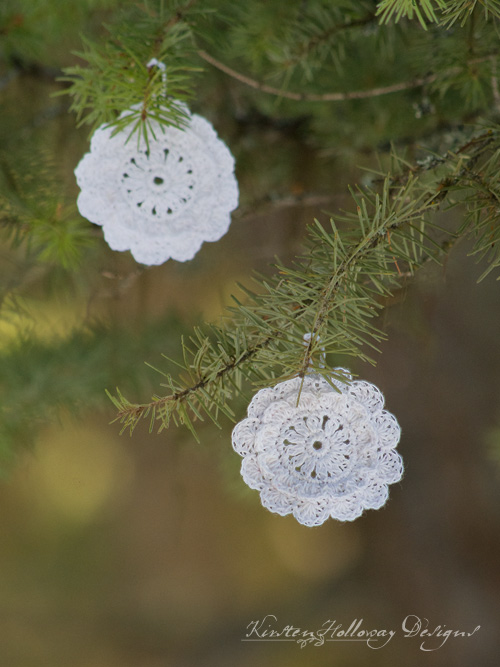 A cute, free crochet DIY snowflake pattern, for Christmas ornaments, and gift tags