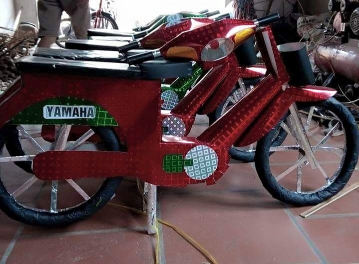 Cúng cô hồn bằng siêu xe giát vàng, thời trang hàng hiệu với quan niệm 'trần sao âm vậy' Cúng cô hồn bằng siêu xe giát vàng, thời trang hàng hiệu với quan niệm 'trần sao âm vậy'