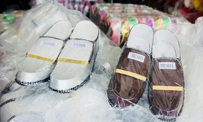 Cúng cô hồn bằng siêu xe giát vàng, thời trang hàng hiệu với quan niệm 'trần sao âm vậy' Cúng cô hồn bằng siêu xe giát vàng, thời trang hàng hiệu với quan niệm 'trần sao âm vậy'