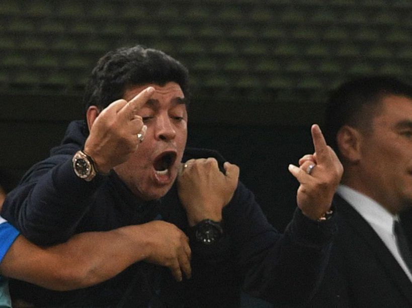 PHOTOS. Doigts d'honneur, malaise : le festival de Maradona pendant Argentine - Nigeria