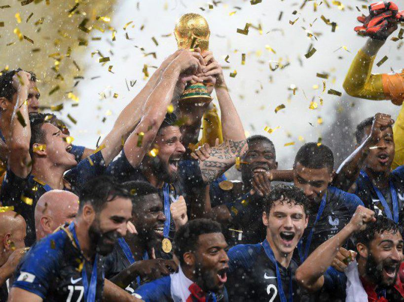 Coupe du Monde 2018 : la coupe dans les mains des Bleus, après la victoire sur la Croatie