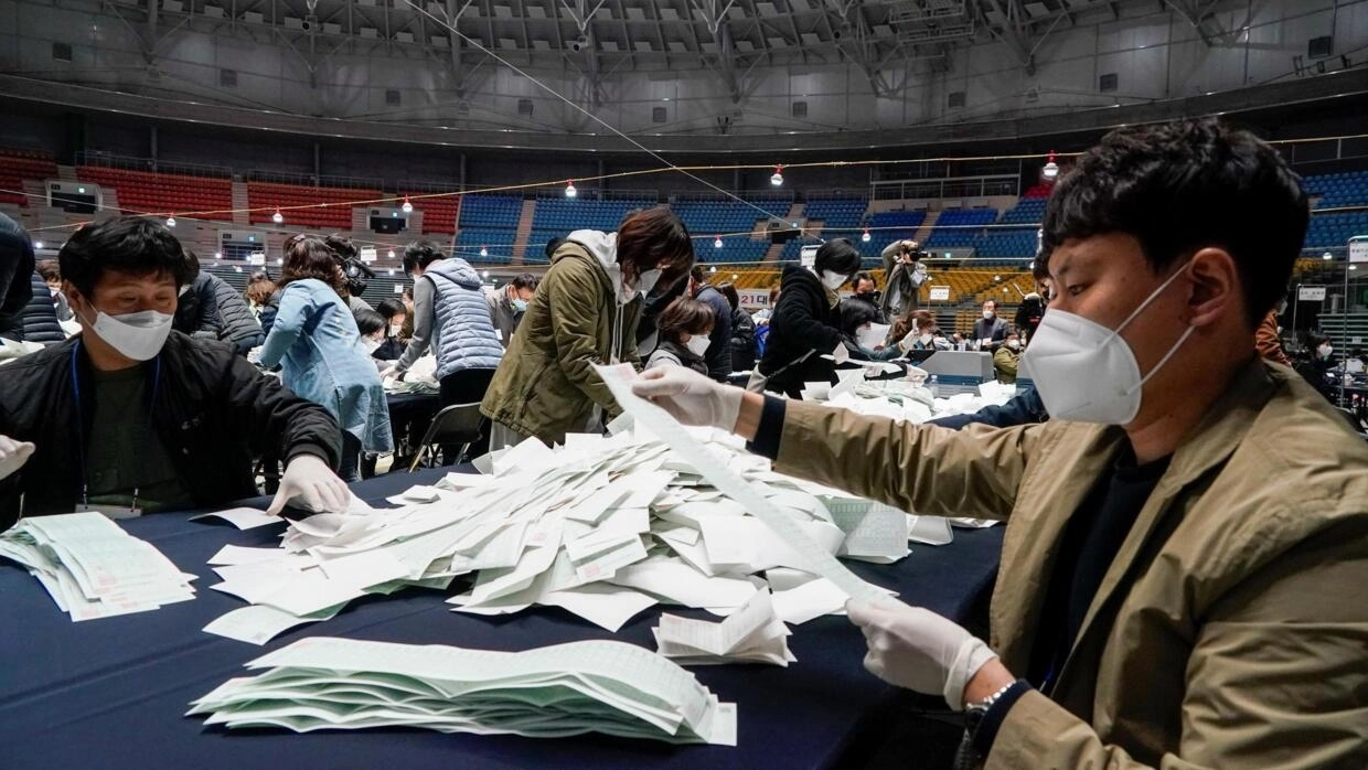 Kiểm phiếu bầu cử lập pháp tại Ủy ban Bầu cử Quốc gia, Seoul, Hàn Quốc, ngày 15/04/2020