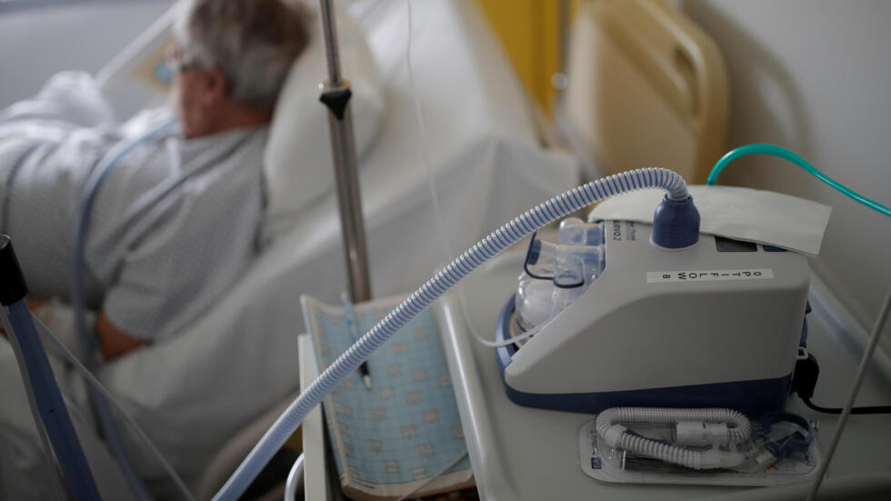Một bệnh nhân Covid-19 đang được điều trị tại một bệnh viện ở Vannes, Pháp. Ảnh chụp ngày 20/03/2020..