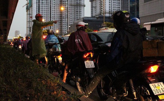 Hà Nội “rối loạn” vì mưa dông bất ngờ Hà Nội “rối loạn” vì mưa dông bất ngờ