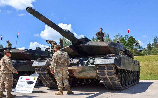 Nga phẫn nộ khi dàn xe tăng của NATO bất ngờ tung hỏa lực Nga phẫn nộ khi dàn xe tăng của NATO bất ngờ tung hỏa lực