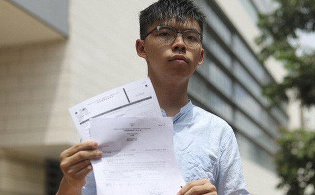 Hồng Kông: Joshua Wong tố bị thẩm vấn khi "không mảnh vải che thân" Hồng Kông: Joshua Wong tố bị thẩm vấn khi "không mảnh vải che thân"