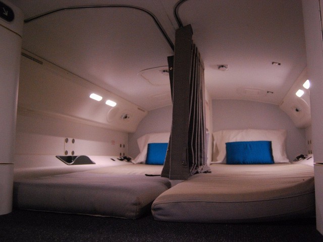Hoá ra trên máy bay còn có những phòng ngủ bí mật cho phi hành đoàn mà không phải ai cũng biết - Ảnh 12.