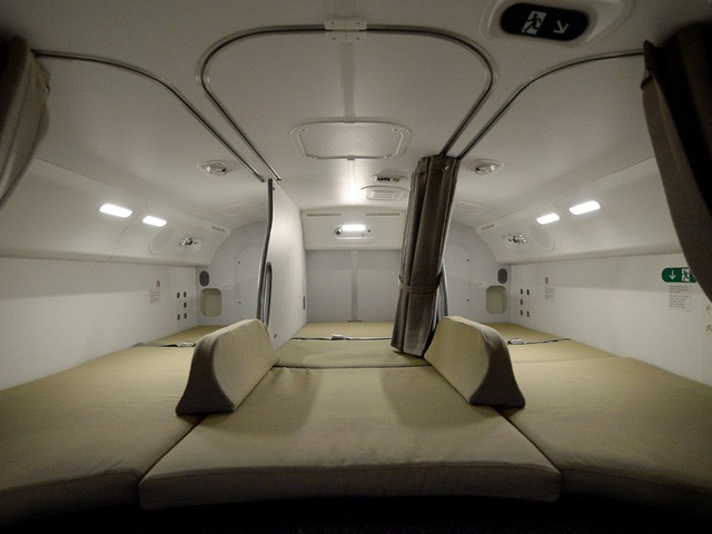 Hoá ra trên máy bay còn có những phòng ngủ bí mật cho phi hành đoàn mà không phải ai cũng biết - Ảnh 18.