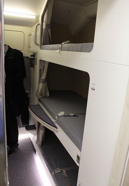 Hoá ra trên máy bay còn có những phòng ngủ bí mật cho phi hành đoàn mà không phải ai cũng biết - Ảnh 19.