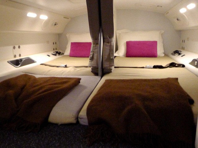 Hoá ra trên máy bay còn có những phòng ngủ bí mật cho phi hành đoàn mà không phải ai cũng biết - Ảnh 10.