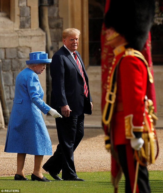 Tổng thống Trump mắc lỗi khiến Nữ hoàng Anh bối rối trong lễ duyệt binh - Ảnh 2. Tổng thống Trump mắc lỗi khiến Nữ hoàng Anh bối rối trong lễ duyệt binh - Ảnh 2.