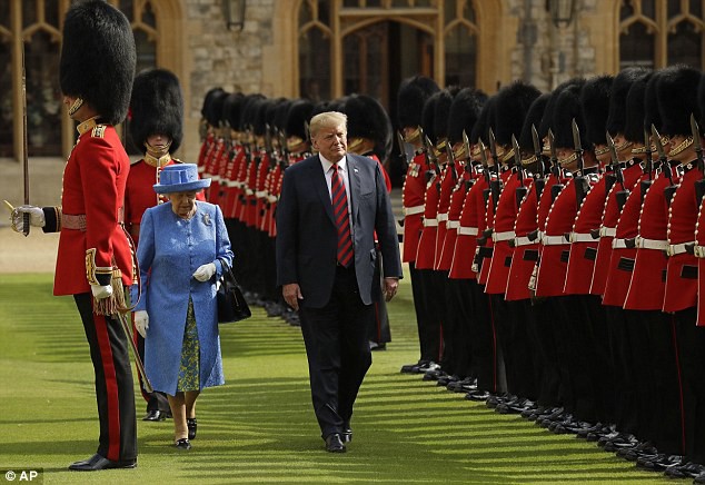 Tổng thống Trump mắc lỗi khiến Nữ hoàng Anh bối rối trong lễ duyệt binh - Ảnh 5. Tổng thống Trump mắc lỗi khiến Nữ hoàng Anh bối rối trong lễ duyệt binh - Ảnh 5.