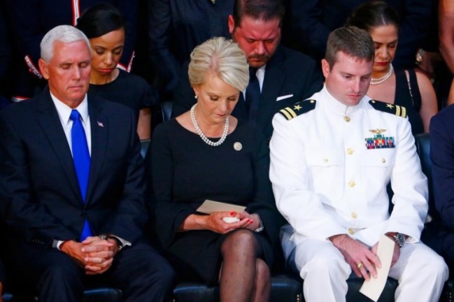 Tang lễ Thượng nghị sĩ John McCain được cử hành trang trọng tại Điện Capitol - Ảnh 3. Tang lễ Thượng nghị sĩ John McCain được cử hành trang trọng tại Điện Capitol - Ảnh 3.