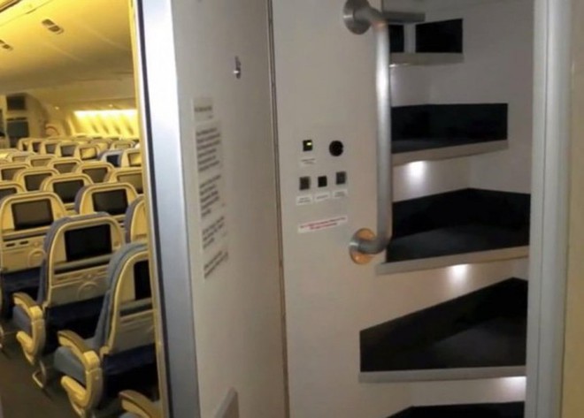 Hoá ra trên máy bay còn có những phòng ngủ bí mật cho phi hành đoàn mà không phải ai cũng biết - Ảnh 2.