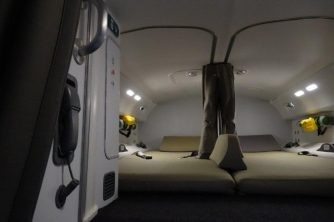 Hoá ra trên máy bay còn có những phòng ngủ bí mật cho phi hành đoàn mà không phải ai cũng biết - Ảnh 8.