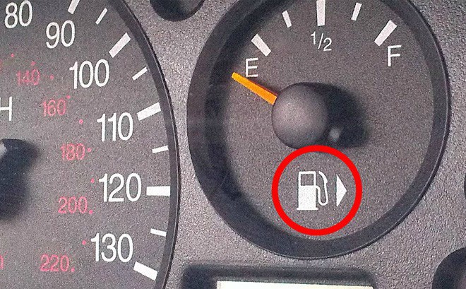 Công dụng đặc biệt của mũi tên cạnh biểu tượng bình xăng trên ô tô là gì?