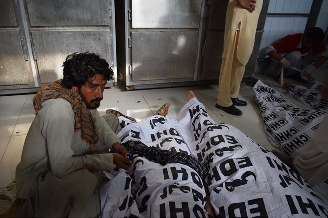 Đánh bom kinh hoàng tại Pakistan, 132 người chết - Ảnh 1.