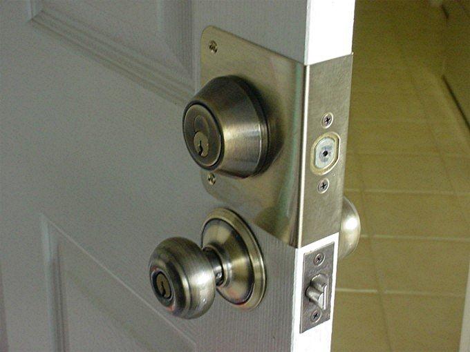 Deadbolt Knob on thin door.jpg (680×510)