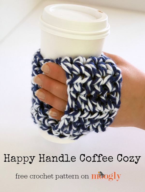 The Happy Handle Coffee Cozy is the perfect gift for any coffee lover - because a gift card fits right in! Get the free #crochet pattern on Mooglyblog.com