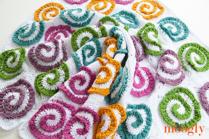 Modern Rose Afghan: free crochet pattern on Mooglyblog.com!