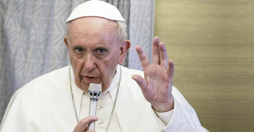 papa francisco hablando con microfono en mano rostro muy serio