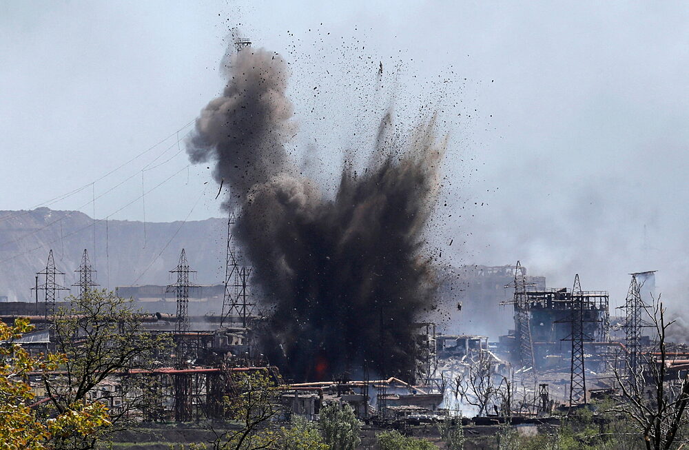 Một vụ nổ ở nhà máy theo Azovstal, thành phố Mariupol, phía nam Ukraine hôm 11/5. Ảnh: Reuters.