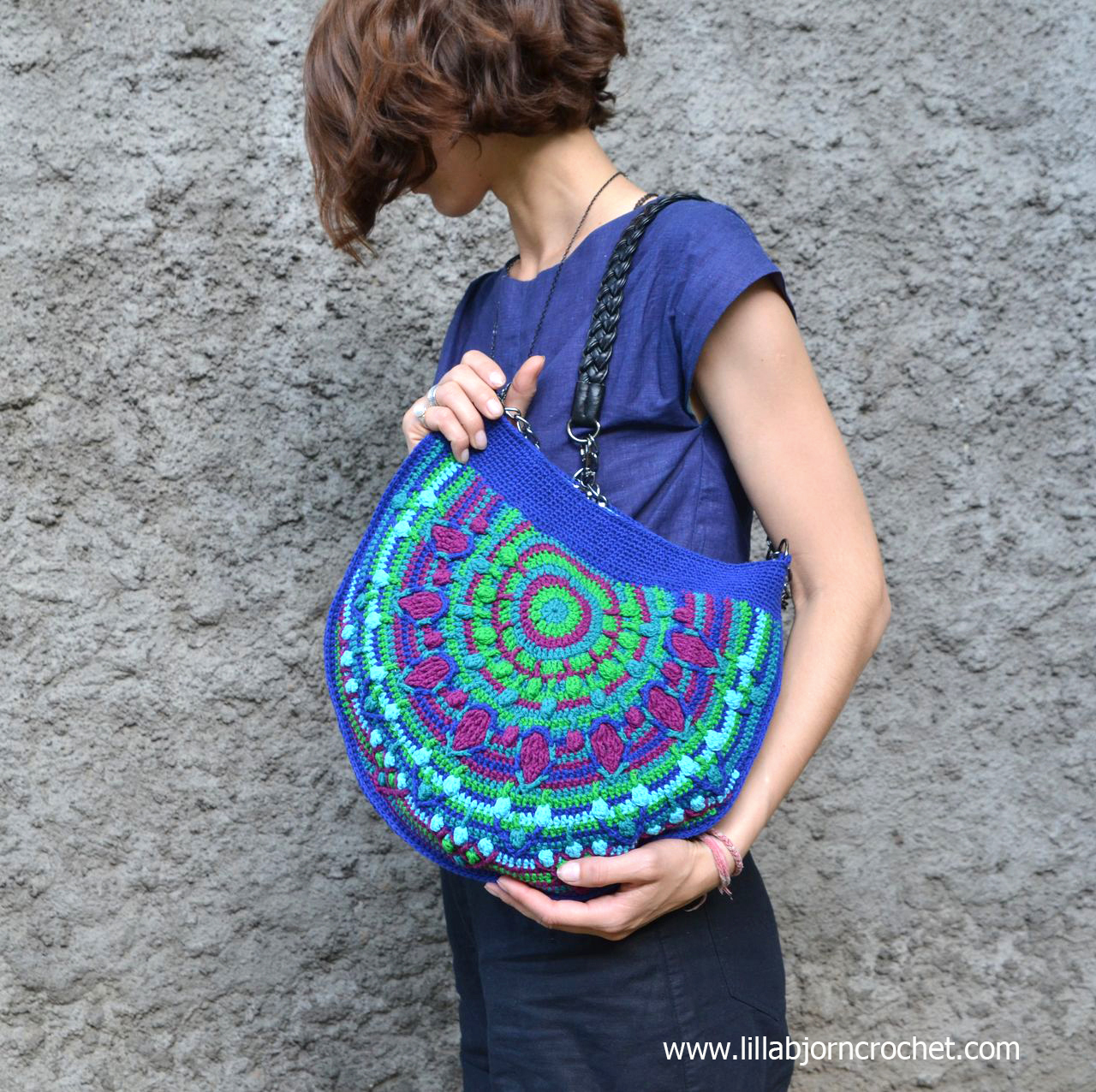 Peacock Tail Bag CAL in overlay crochet. Original design by Lilla Bjorn Crochet