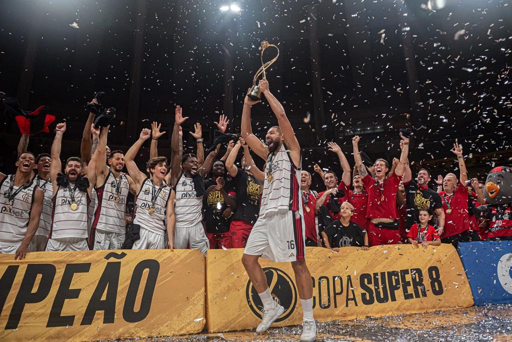 Olivinha levantando o título da Copa Super 8 pela terceira vez para o Flamengo. (Foto: Paula Reis/ Flamengo)