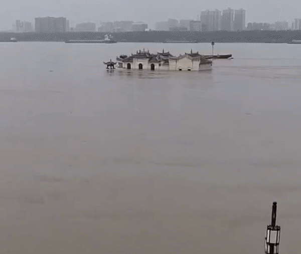 Ngôi chùa 700 tuổi gồng mình giữa nước lũ Trường Giang, người dân tự hào "Mọi năm đều kiên cường chống lũ, năm nay sẽ chiến thắng thôi" - Ảnh 2. Ngôi chùa 700 tuổi gồng mình giữa nước lũ Trường Giang, người dân tự hào "Mọi năm đều kiên cường chống lũ, năm nay sẽ chiến thắng thôi" - Ảnh 2.