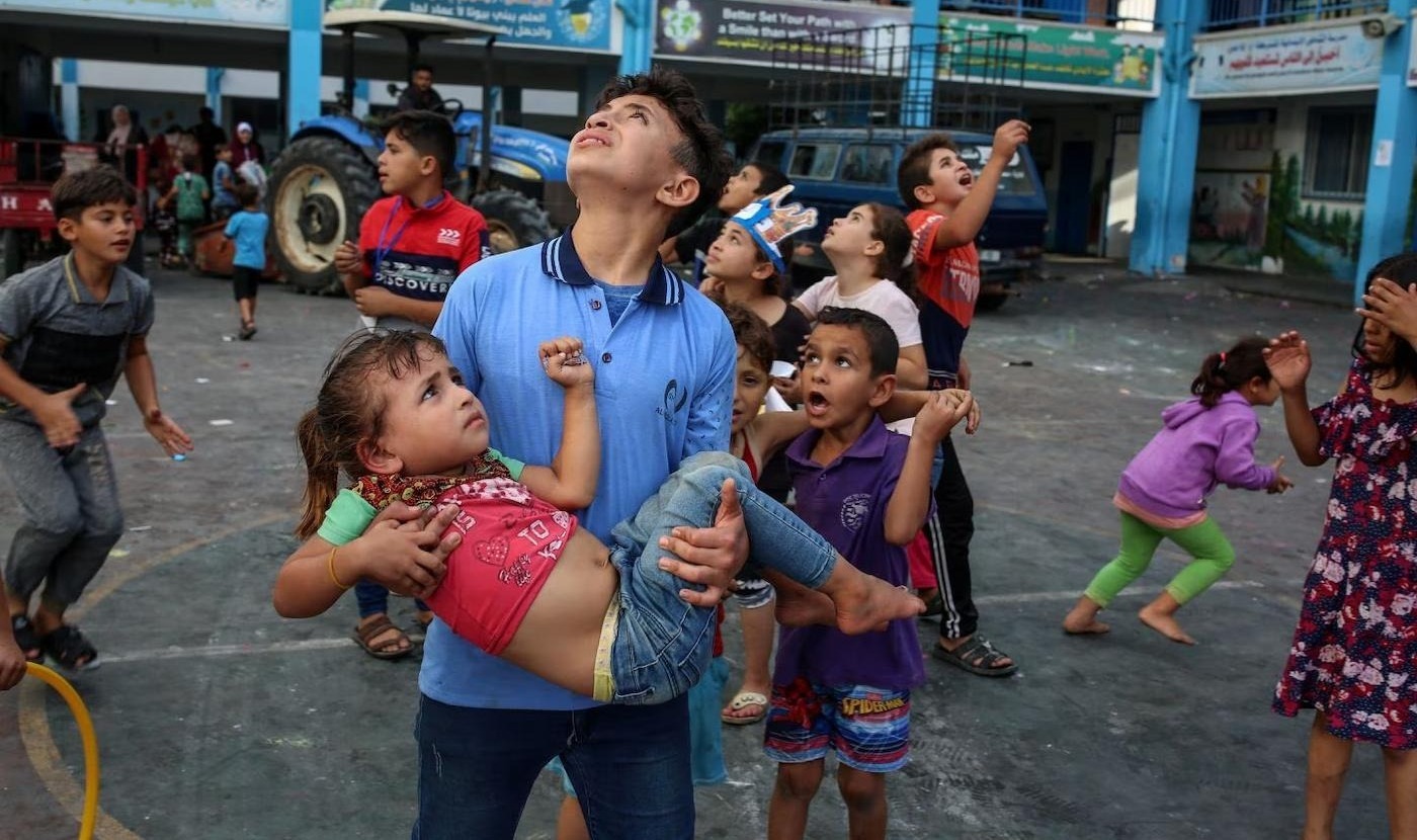 Des enfants de Gaza regardant le ciel avec terreur et fuyant dans la panique.