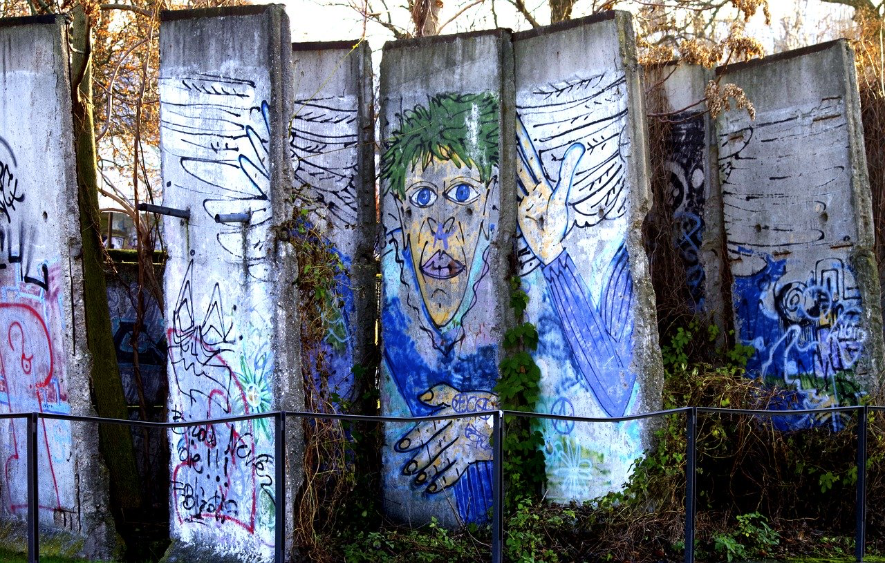 Les ailes de la libération. Graffiti du Mur de Berlin. Photo <a href="https://pixabay.com/users/wal_172619-12138562/?utm_source=link-attribution&amp;utm_medium=referral&amp;utm_campaign=image&amp;utm_content=4686909">wal_172619</a> de <a href="https://pixabay.com/?utm_source=link-attribution&amp;utm_medium=referral&amp;utm_campaign=image&amp;utm_content=4686909">Pixabay</a>