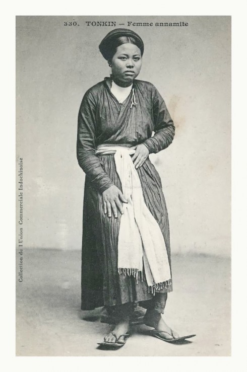 Hình ảnh người phụ nữ Việt trong trang phục áo dài giao lãnh được ghi lại ở tài liệu của Pháp