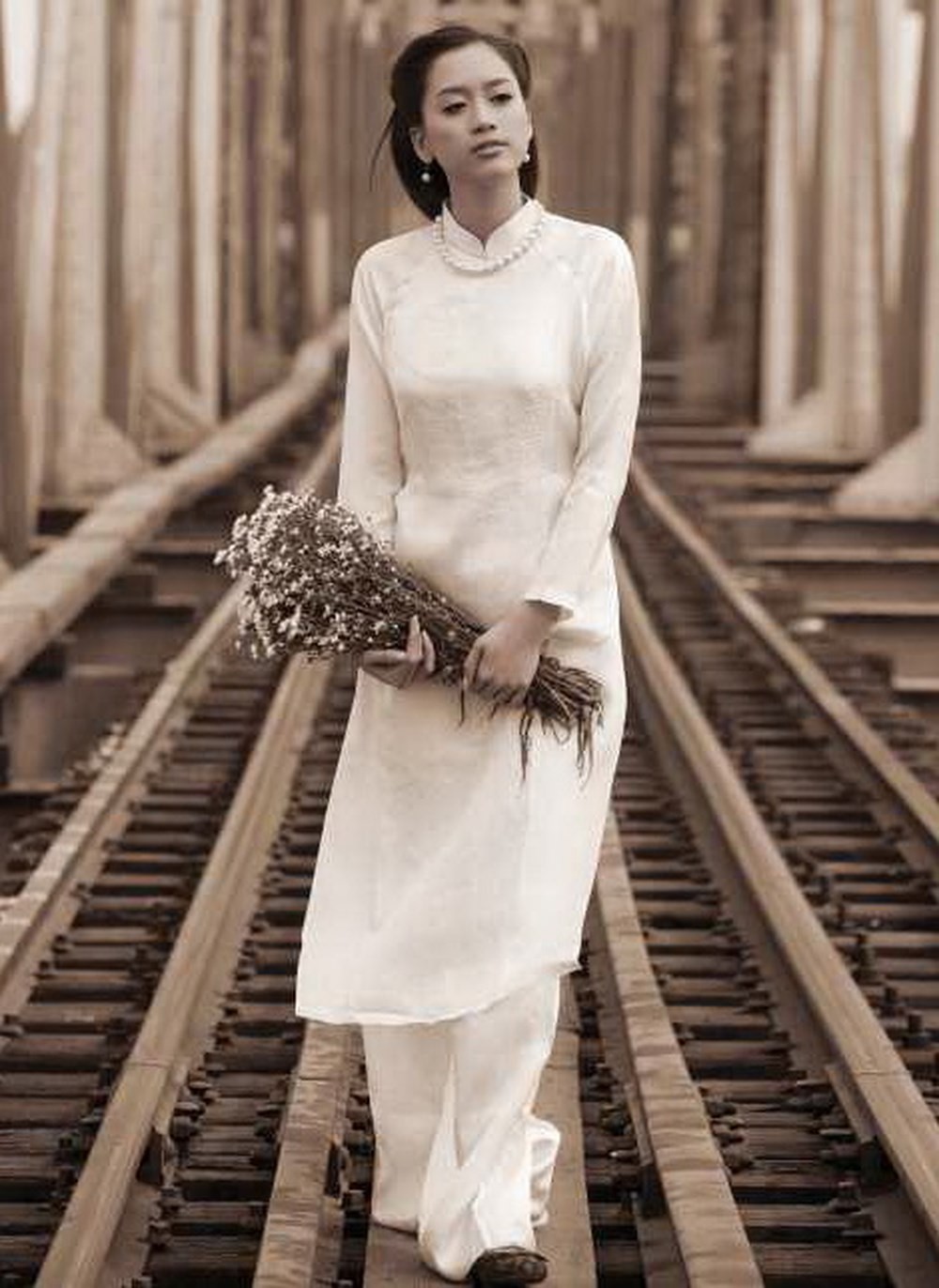 Mẫu áo dài Lê Phổ cổ cao được xem là mẫu nguyên gốc của thiết kế áo dài Việt hiện nay