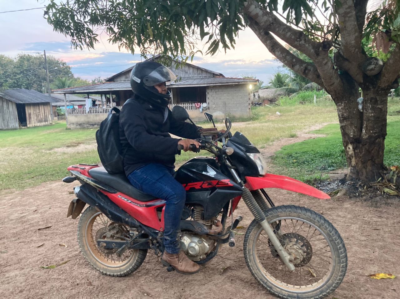 Oyxibo Itabira está em uma moto vermelha