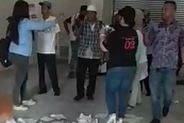 Sebuah video yang beredar di Facebook menunjukkan adanya satu ruangan berisi kantong-kantong plastik terisi penuh surat suara yang sudah tercoblos. Video ini menyebutkan bahwa surat suara itu ditemukan di sebuah gedung di Malaysia dan surat suara itu sudah dicoblos lebih dulu.
