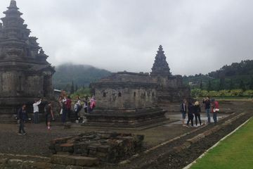 Candi Arjuna, salah satu destinasi wisata di Dataran Tinggi Dieng, Jawa Tengah yang selalu ramai dikunjungi wisatawan. Foto diambil pertengahan November 2017.