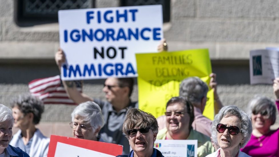 Protesta en Pensilvania en contra de las medidas impulsadas por el fiscal general en contra de la inmigración ilegal.