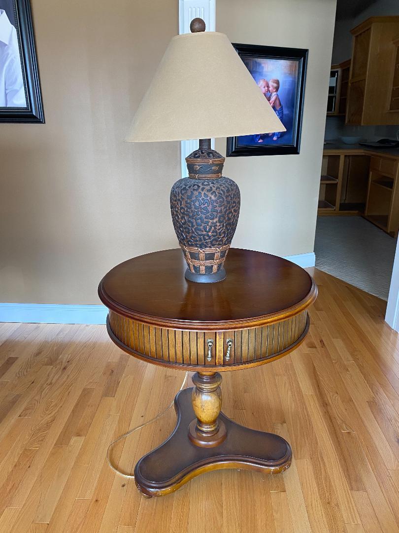 Coffee table 75 lamp with shade 25