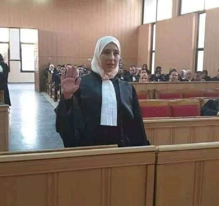 المحامية الجزائرية المغدورة ياسمين طرافي وهي تؤدي قسم مهنة المحاماة