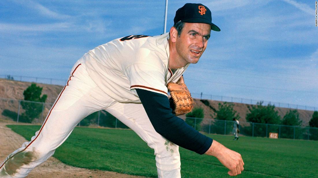 Gaylord Perry: Hall of Famer and two-time Cy Young winner dead at age 84 |  CNN