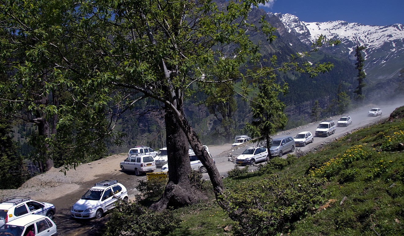 A traffic jam at Khardung La. Photo: Tim Pile